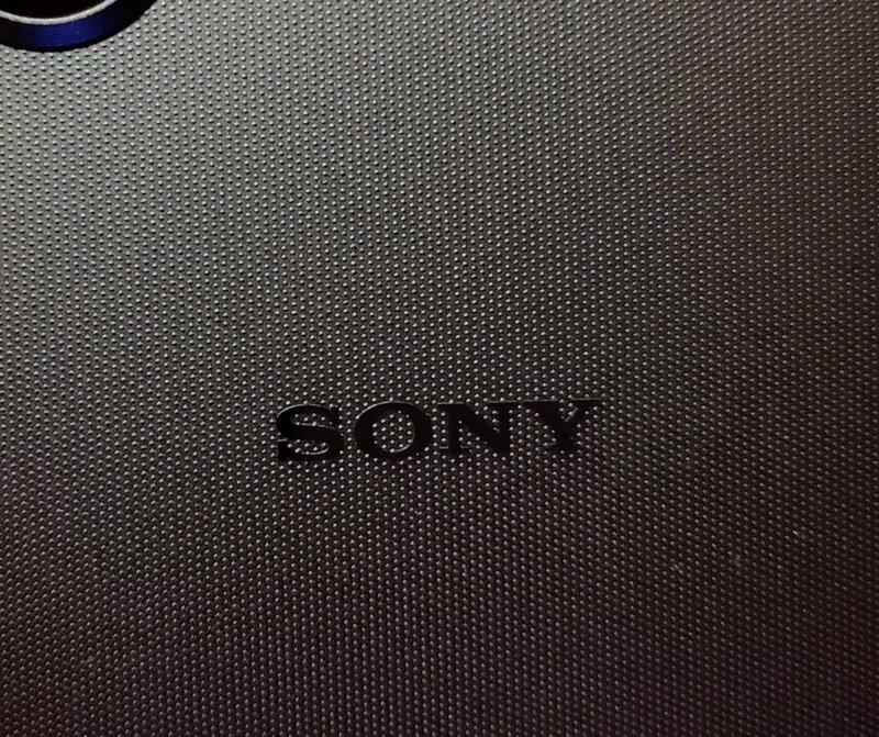 Sony Xperia 1 V:n takamateriaali on mielenkiintoisesti karhennettua lasia
