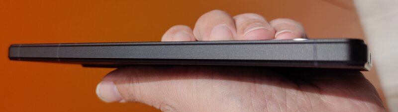 Sony Xperia 1 V, vasen kylki, jossa ei ole lainkaan painikkeita