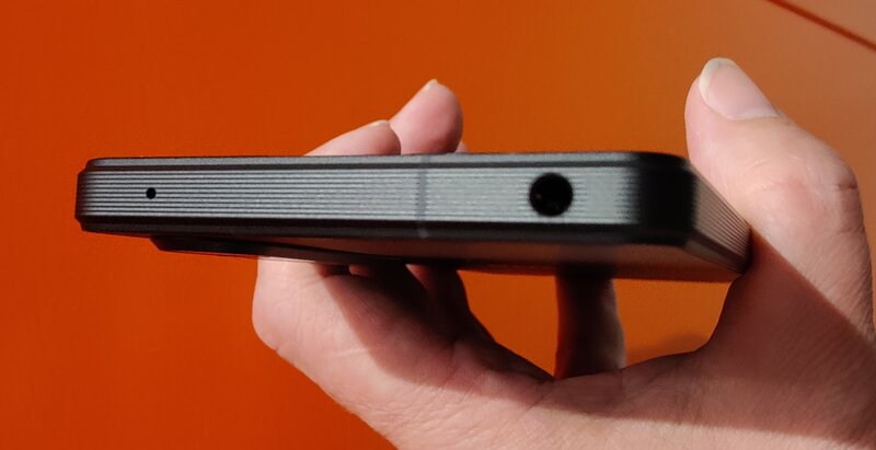 Sony Xperia 1 V, yläreuna, josta löytyy 3,5mm kuulokeliitäntä