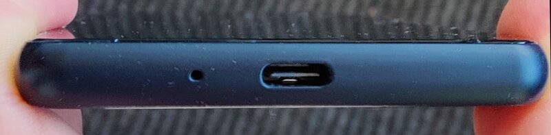 Sony Xperia 10 III alareuna, jossa USB-C -liitin