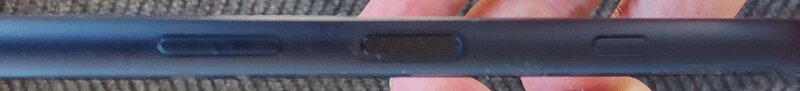 Sony Xperia 10 III kyljessä olevat painikkeet: äänenvoimakkuuden säädin, virtapainike sekä Google Assistant -painike