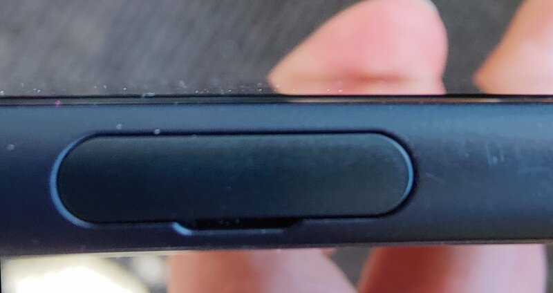 Sony Xperia 10 III SIM-korttien luukku