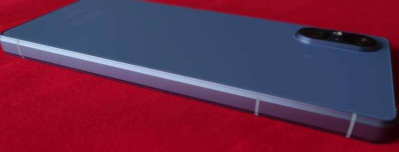 Sony Xperia 5 V, vasen kylki, josta ei löydy lainkaan painikkeita