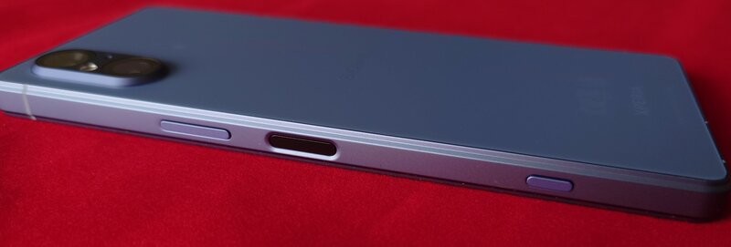 Sony Xperia 5 V, kylki jossa ovat puhelimen painikkeet