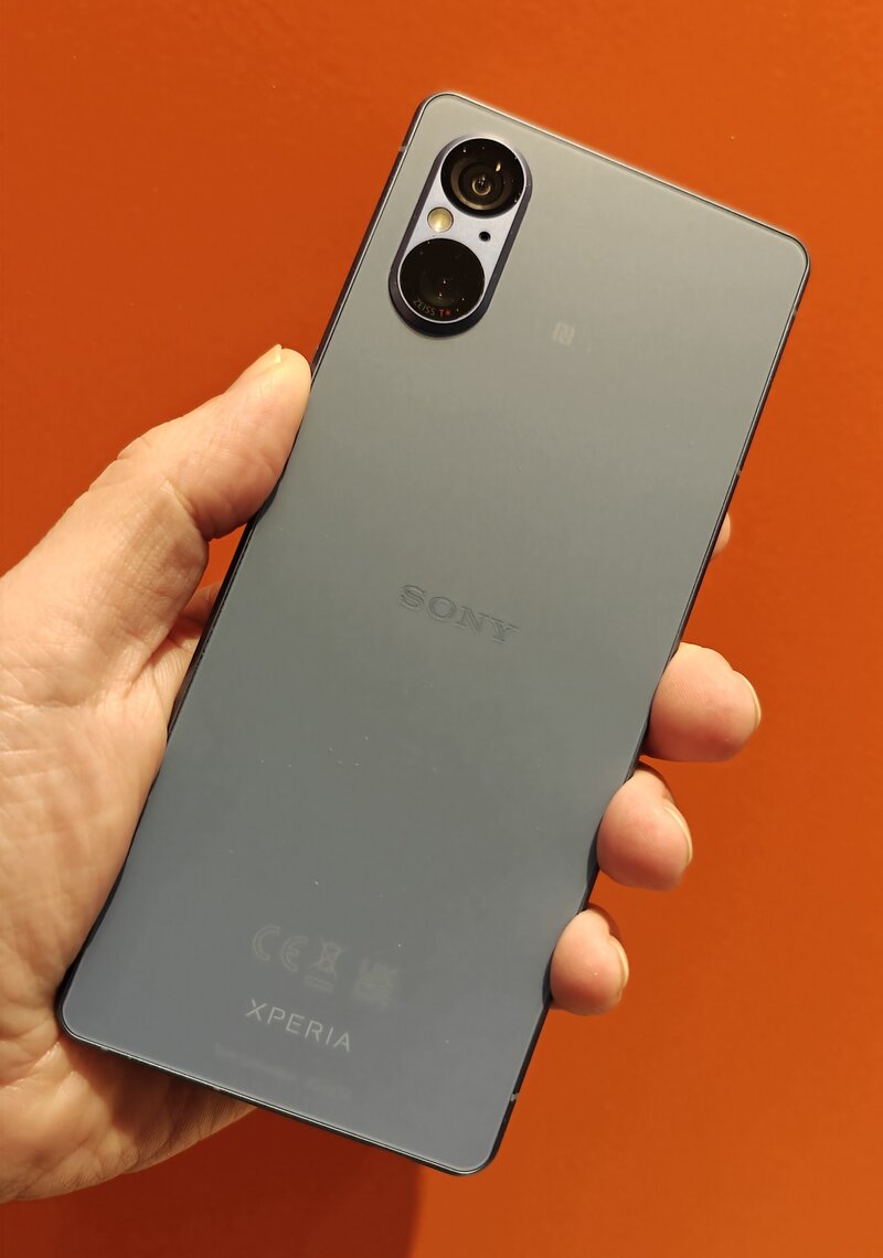 Sony Xperia 5 V, kädessä, takaa