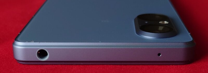 Sony Xperia 5 V, yläreuna, jossa kuulokeliitännän reikä