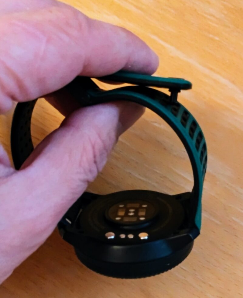 Suunto Vertical 2:n rannehihnan kiinnitysmekanismi