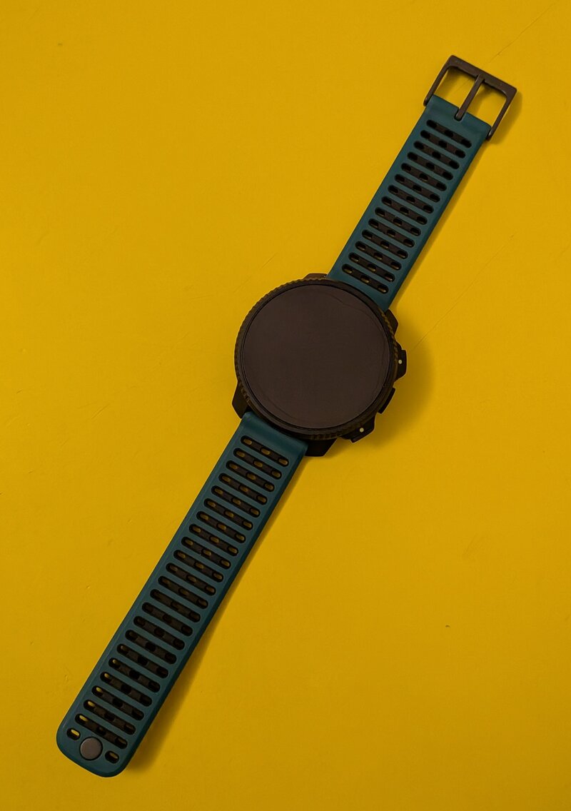 Suunto Vertical 2 pöydällä, näyttö sammuksissa