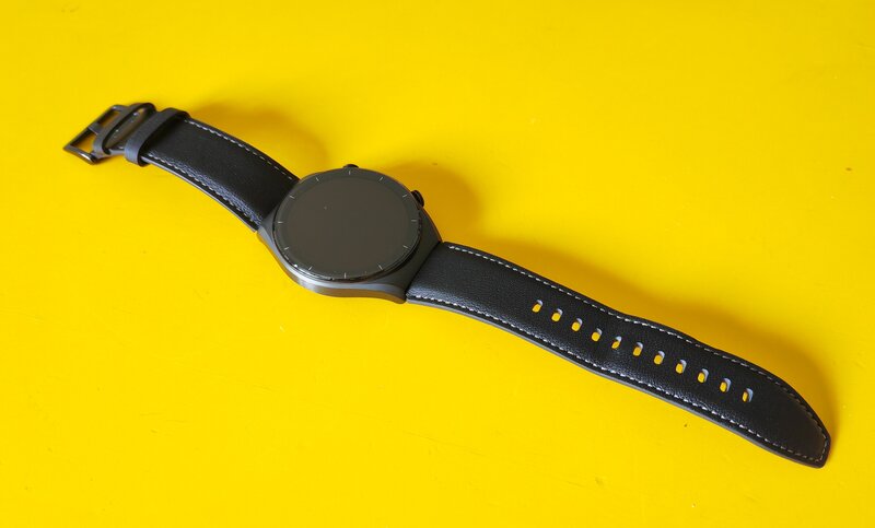 Xiaomi Watch S1 pöydällä