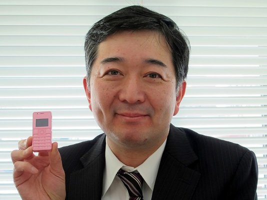 japanese-carrier-willcom-shows-off-world-s-smallest-phone-afterdawn