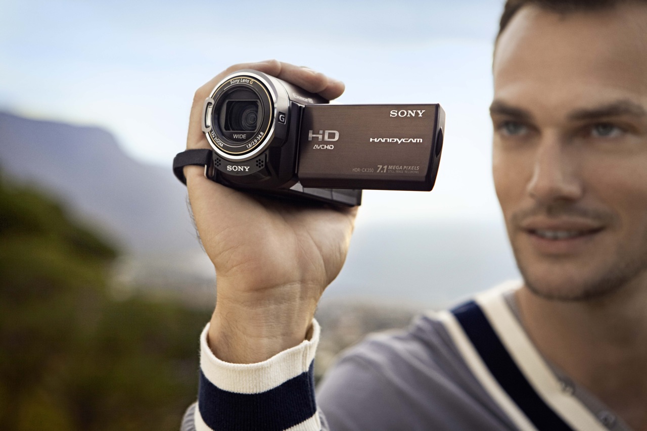 Скачай камера man. Sony HDR-cx350e. Sony HDR-cx580ve. Видеокамера в руке. Фотоаппарат и видеокамера.