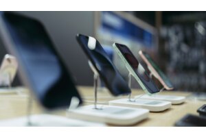 Toukokuussa myytiin laajasti erilaisia puhelimia - krjess Applea, Samsungia, OnePlussaa ja Motorolaa