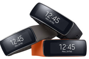 Testissä Samsung Gear Fit: Älykello vai fitness-ranneke?