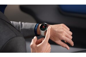 Huawein Watch 5 -lykellossa on kosketusanturi, jolla mitataan sormenpst terveysdataa