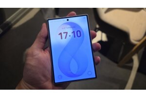Samsung Galaxy Z Fold8 on suljettuna kuin passi – uusi muotoilu sai rinnalleen kolmen kameran Fold8 Ultran