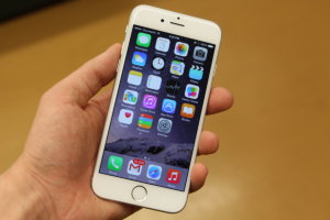 Arvostelu: Apple iPhone 6 - Applen pieni suuri puhelin