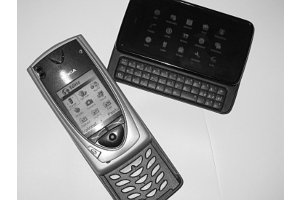 Ensimminen Maemo-puhelin Nokia N900 vs. ensimminen S60-puhelin Nokia 7650