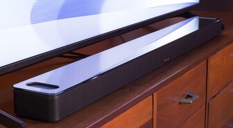 Bosen Smart Soundbar 900 -kaiutin ohjaa ääntä eri suuntiin huoneessa