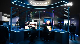 Samsungin Odyssey Ark on suuri kaareva näyttö, jota voi käyttää myös pystyasennossa
