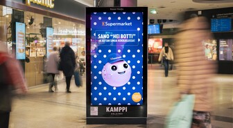 Suomessa kokeillaan maailmanlaajuisesti harvinaista virittelyä: Kauppakeskuksen mainosnäyttö muuttui puhuvaksi apulaiseksi