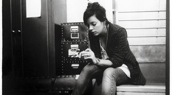 Lily Allen pistää pään pusikkoon