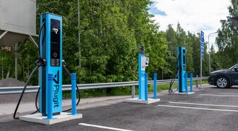Sähköautoilijoille muutos pääkaupunkiseudulla – Helen myy latausverkostonsa Plugitille