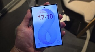 Samsung Galaxy Z Fold8 on suljettuna kuin passi – uusi muotoilu sai rinnalleen kolmen kameran Fold8 Ultran