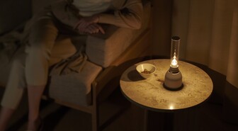 Sony julkaisi erikoisen, kynttilän liekin kaltaisella valaistuksella varustetun kaiuttimen