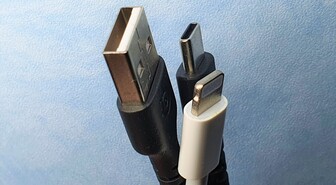 USB-C pakolliseksi liitännäksi puhelimiin, tabletteihin ja kuulokkeisiin vuonna 2024