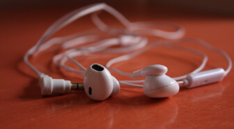 Kuuma teknologiatrendi: Vanhat kunnon langalliset nappikuulokkeet ovat nyt erittäin suosittuja