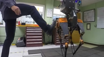 Tämä kaksijalkainen robotti tasapainoilee potkuja vastaan