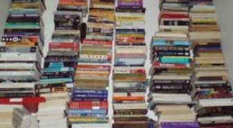 Kirjailija Paulo Coelho ohjaa lukijat luvattomien nettikopioiden luokse