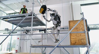 Boston Dynamicsin ihmisrobottien kehitys ällistyttää - raksarobotti heittää voltteja