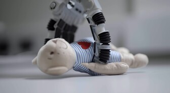 Video: Dyson suunnittelee kotitalousrobottien vallankumousta: kerää tiskit, imuroi sohvat, noukkii lelut lattialta...