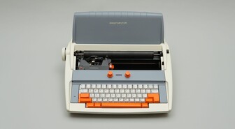 Mitä syntyy, kun yhdistetään GPT-3 -tekoäly ja muinainen kirjoituskone? Huikea Ghostwriter -kirjoituskone