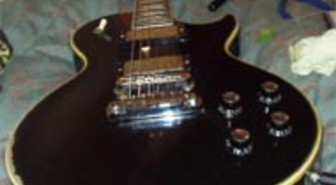 Musiikkiteollisuus kitaranuottien kimpussa