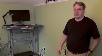 Video: Linuxin isä esittelee hieman erikoisen kotitoimistonsa