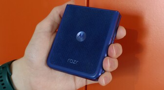 Arvostelussa pieneen tilaan taittuva Motorolan moderni simpukkapuhelin, Razr 70 Ultra