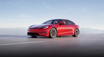Uusissa Teslan malleissa auto päättää menetkö eteen- vai taaksepäin - ja vilkuttaa puolestasi