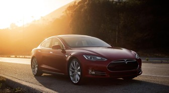 Tesla-sähköauto on yksi maailman turvallisimmista – harva pystyy samaan