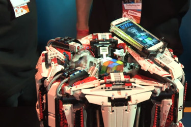 Legorobotti ratkaisi Rubikin kuution maailmanenntysajassa Galaxy S4:n avulla