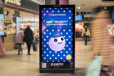 Suomessa kokeillaan maailmanlaajuisesti harvinaista virittelyä: Kauppakeskuksen mainosnäyttö muuttui puhuvaksi apulaiseksi
