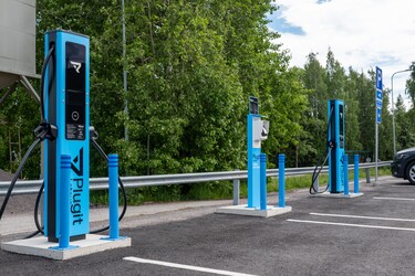 Sähköautoilijoille muutos pääkaupunkiseudulla – Helen myy latausverkostonsa Plugitille