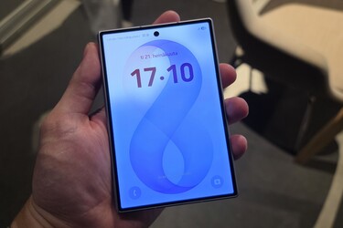 Samsung Galaxy Z Fold8 on suljettuna kuin passi – uusi muotoilu sai rinnalleen kolmen kameran Fold8 Ultran