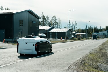 Suomalaista robottitekniikkaa kaduille: Autonominen lakaisurobotti aloittaa työt Porvoossa