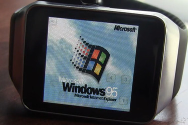 Videolla: Windows 95:n pyrittminen onnistuu Android Wear -lykellolla