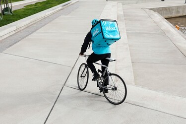 Telian ja Woltin yhteistyö laajeni - tuotteet kotiin tunnissa kaikista Telia myymälöistä