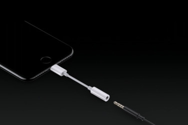 Seuraavan iPhonen mukana ei edes kuulokeliittimen adapteria?