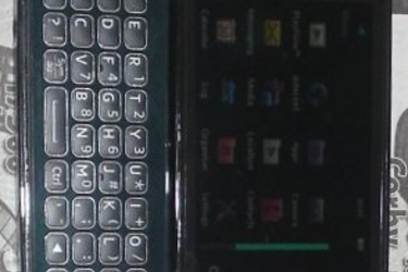Sony Ericssonin Kurarasta vuosi QWERTY-versio
