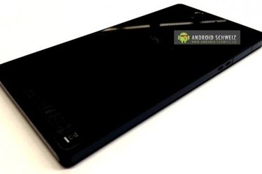 Kuvissa Sony Yuga - viiden tuuman kilpailija Galaxy Notelle